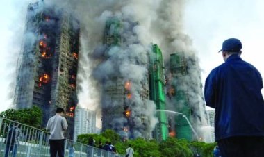 हांगकांग में भीषण आग, सात इमारतों तक फैली लपटें, 55 की मौत और 279 लापता