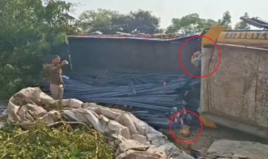 छड़ की आड़ में गांजा तस्करी, ट्रक पलटने के बाद हुआ खुलासा..