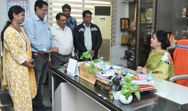 वामन राव लाखे वार्ड क्रमांक 66 में जल भराव से मुक्ति हेतु दंतेश्वरी चौक से नवनिर्माण नाले की स्वीकृति मिलने पर महापौर मीनल चौबे से कॉलोनी वासियों का सौजन्य भेंट