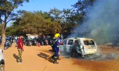 दुर्ग  मैत्री गार्डन पार्किंग में खड़ी कार में लगी आग