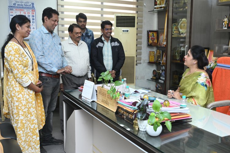 वामन राव लाखे वार्ड क्रमांक 66 में जल भराव से मुक्ति हेतु दंतेश्वरी चौक से नवनिर्माण नाले की स्वीकृति मिलने पर महापौर मीनल चौबे से कॉलोनी वासियों का सौजन्य भेंट