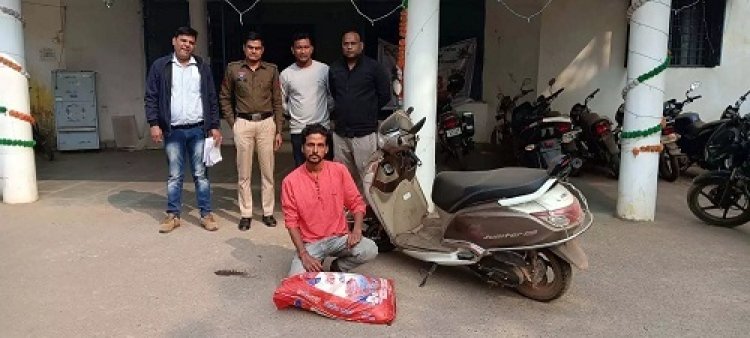 अवैध महुआ शराब तस्करी में संलिप्त आरोपी गिरफ्तार, 30 लीटर शराब व स्कूटी जब्त