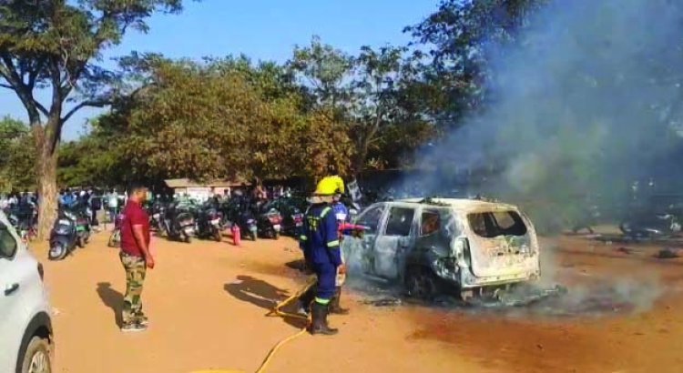 दुर्ग  मैत्री गार्डन पार्किंग में खड़ी कार में लगी आग