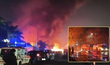 यूनिट-1 मार्केट में भीषण आग, 40 दुकानें जलकर खाक, करोड़ों का नुकसान