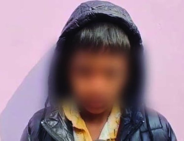 एटा में इंसानियत शर्मसार: HIV पीड़ित महिला की मौत के बाद अंतिम संस्कार को तरसा शव, 10 साल का बेटा देखता रहा अपनों की राह