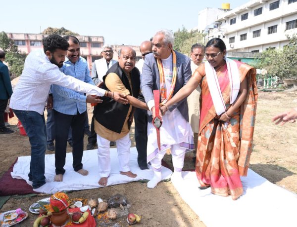 “शिक्षा, संवेदनशीलता और संकल्प का संगम: पुरंदर मिश्रा ने किया छात्रावास भवन का भूमिपूजन”