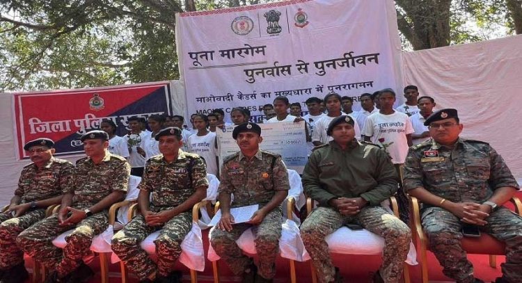 सुकमा में 26 माओवादियों का आत्मसमर्पण, 64 लाख का इनाम था घोषित