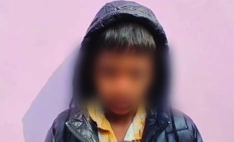 एटा में इंसानियत शर्मसार: HIV पीड़ित महिला की मौत के बाद अंतिम संस्कार को तरसा शव, 10 साल का बेटा देखता रहा अपनों की राह