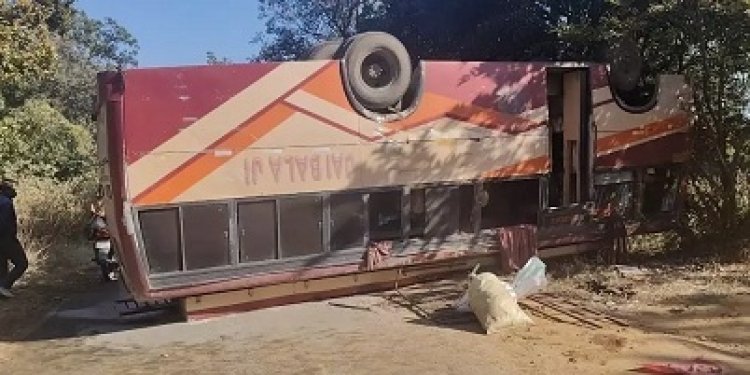 माटी पहाड़–जशपुर मार्ग पर यात्री बस पलटी, बड़ा हादसा टला