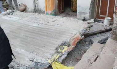 निर्माणाधीन मकान का छज्जा गिरा, आंगन में बैठे मां-बेटे की मौत