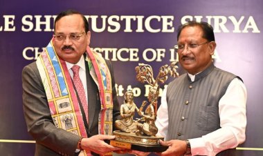 रायपुर पहुंचे CJI सूर्यकांत, सीएम साय ने किया स्वागत