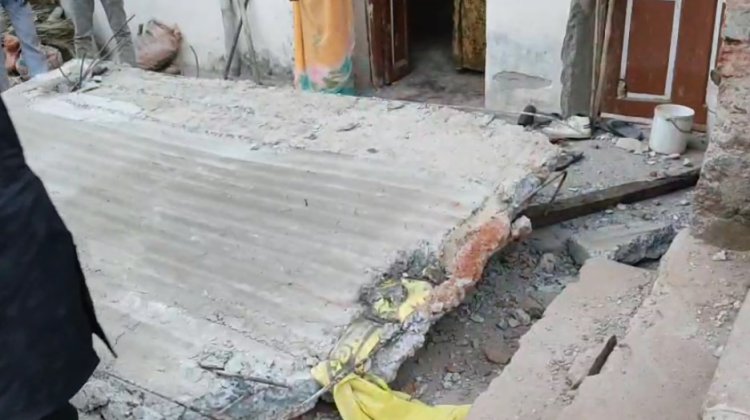 निर्माणाधीन मकान का छज्जा गिरा, आंगन में बैठे मां-बेटे की मौत