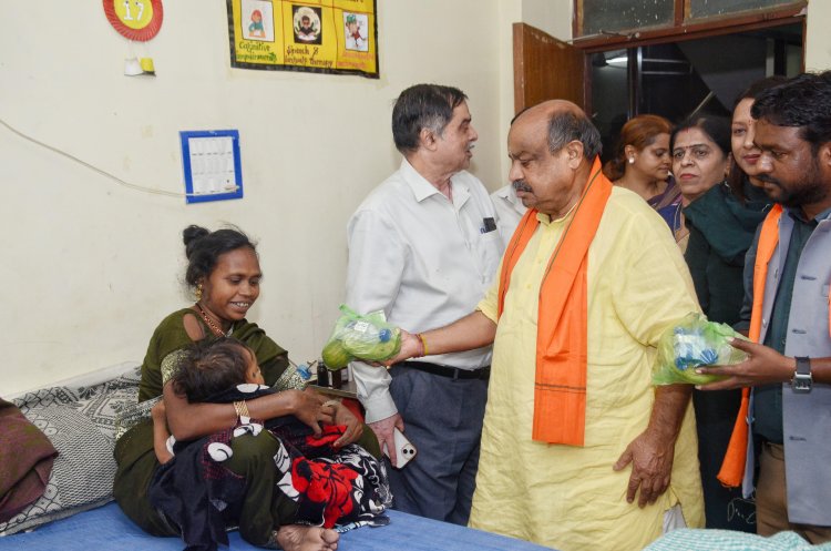 विधायक पुरंदर मिश्रा के नेतृत्व में सेवा का संकल्प, मुख्यमंत्री के जन्मदिवस पर अस्पताल में फल वितरण