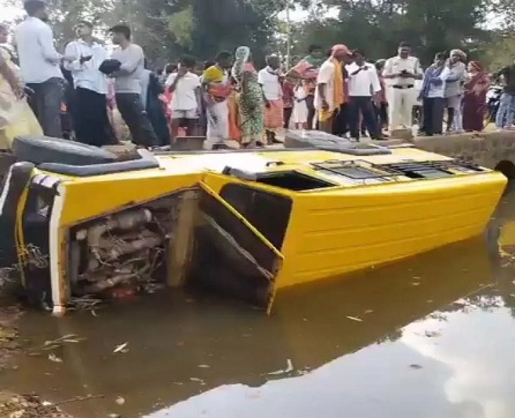 स्कूल बस पुल के नीचे गिरी, एक छात्र की मौत, 13 से अधिक घायल