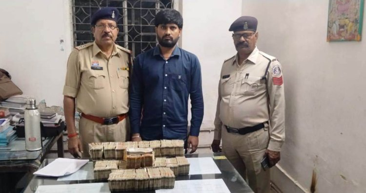 स्कूटर से बरामद हुए 75 लाख नकद