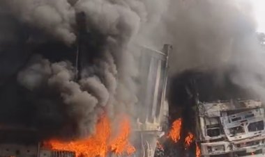 टक्कर के बाद ट्रेलर-हाईवा में लगी आग, दोनों चालकों की मौत...