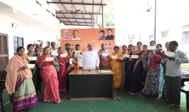 होली के रंगों संग सेवा का संकल्प: विधायक पुरंदर मिश्रा ने जरूरतमंदों को स्वेच्छानुदान राशि वितरित की