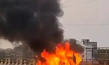 आमानाका ओवरब्रिज पर चलती कार में लगी आग, बड़ा हादसा टला