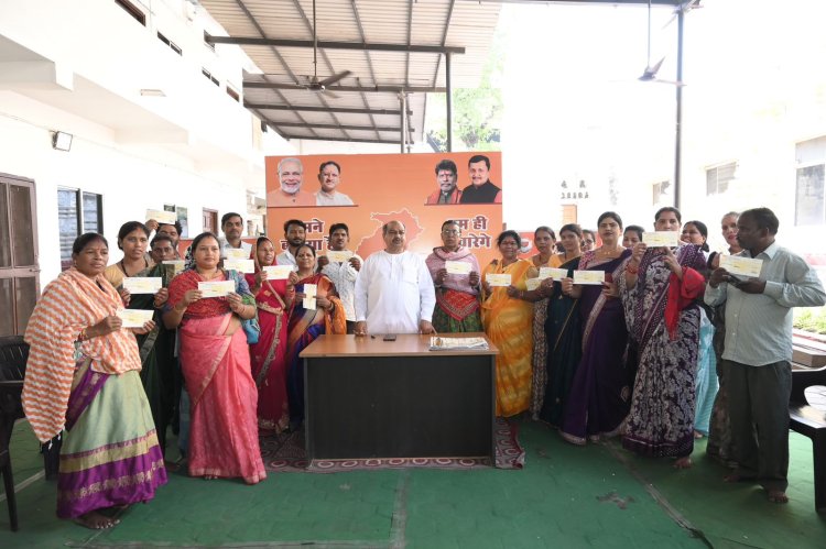 होली के रंगों संग सेवा का संकल्प: विधायक पुरंदर मिश्रा ने जरूरतमंदों को स्वेच्छानुदान राशि वितरित की