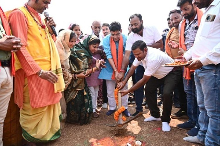 राजस्व मंत्री वर्मा ने नवापारा-सकरी-सतभांवा मार्ग का किया भूमिपूजन