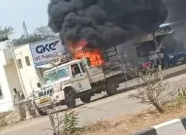 रोड मार्किंग गाड़ी में ब्लास्ट के बाद आग, दो लोगों ने कूदकर बचाई जान