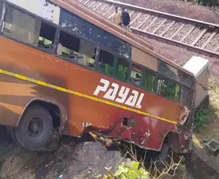 स्टेयरिंग फेल होने से बस रेलवे ट्रैक पर गिरी, 30 यात्री बाल-बाल बचे