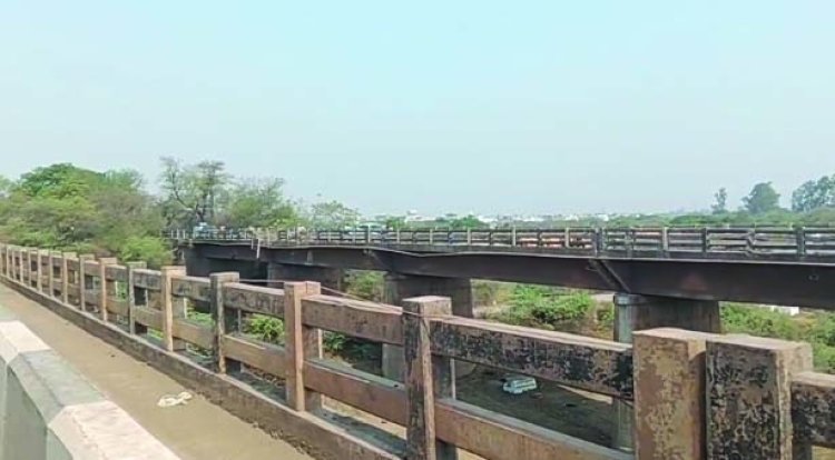 दुर्ग  खारुन नदी ब्रिज पर तेज रफ्तार ट्रक का कहर, बाइक सवार की मौके पर मौत