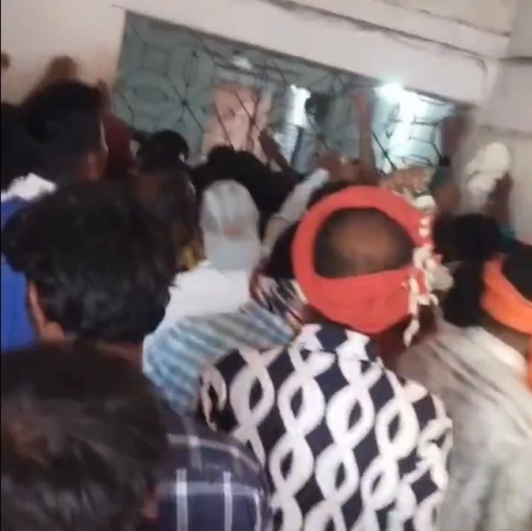 धमतरी में शराब की किल्लत खत्म होते ही उमड़ी भीड़, सड़क पर लगा जाम