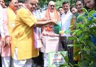 केंद्रीय मंत्री गिरिराज सिंह के साथ विधायक पुरन्दर मिश्रा ने किया पौधारोपण