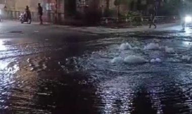 भाठागांव ओवरब्रिज के पास फटी मेन पाइपलाइन, सड़क पर बहा हजारों लीटर पानी