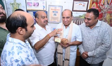 “बदलता भारत – बढ़ता भारत” अभियान के अंतर्गत तेलीबांधा मंडल में विधायक पुरंदर मिश्रा ने बुद्धिजीवी वर्ग से किया जनसंपर्क