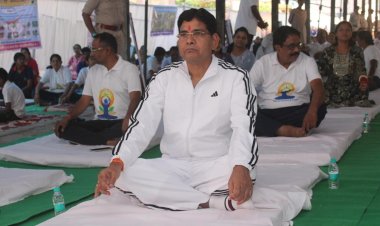 छत्तीसगढ़ महतारी और भगवान धनवंतरि की वंदना से सारंगढ़ में योग दिवस का शंखनाद  योग और नृत्य का अद्भुत संगम: सारंगढ़ में बच्चों ने संगीत की धुन पर योग मुद्राओं से मोहा मन  अंतर्राष्ट्रीय योग दिवस पर राजस्व मंत्री श्री टंक राम वर्मा की मौजूदगी में 1,000 से अधिक लोगों ने किया योगाभ्यास