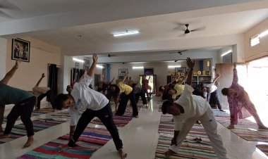 12वाँ अंतर्राष्ट्रीय योग दिवस के उपलक्ष्य में प्रत्युषा फाउंडेशन रायपुर छत्तीसगढ़ संग गरिमा गृह सरोना के द्वारा दिव्यता का योग * आयोजन किया