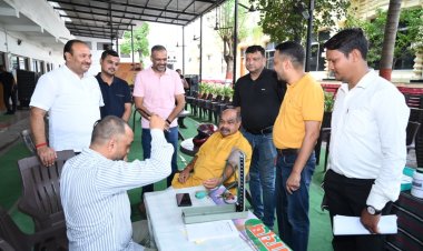 "कांग्रेस के तीर का मुस्कुराकर जवाब, विधायक पुरन्दर मिश्रा बोले – मैं स्वस्थ हूँ, ज़रूरत हो तो आप भी निःशुल्क जांच कराइए।"