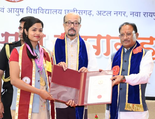 पं. दीनदयाल उपाध्याय स्मृति स्वास्थ्य विज्ञान एवं आयुष विश्वविद्यालय के चतुर्थ दीक्षांत समारोह में शामिल हुए राज्यपाल और मुख्यमंत्री
