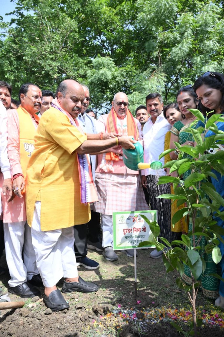 केंद्रीय मंत्री गिरिराज सिंह के साथ विधायक पुरन्दर मिश्रा ने किया पौधारोपण
