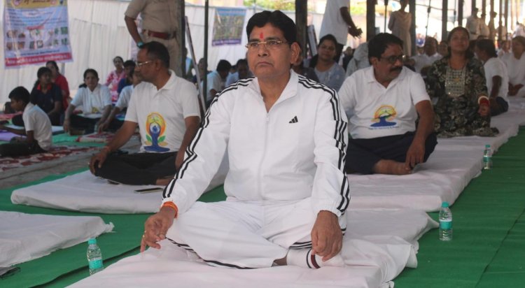 छत्तीसगढ़ महतारी और भगवान धनवंतरि की वंदना से सारंगढ़ में योग दिवस का शंखनाद  योग और नृत्य का अद्भुत संगम: सारंगढ़ में बच्चों ने संगीत की धुन पर योग मुद्राओं से मोहा मन  अंतर्राष्ट्रीय योग दिवस पर राजस्व मंत्री श्री टंक राम वर्मा की मौजूदगी में 1,000 से अधिक लोगों ने किया योगाभ्यास