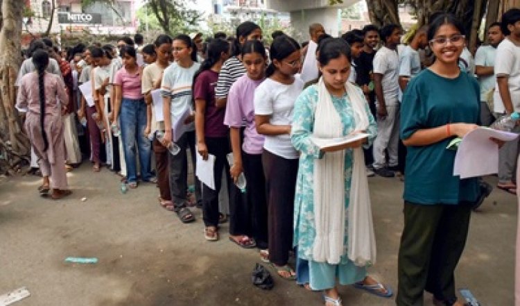 कड़ी सुरक्षा में नीट एग्जाम संपन्न, कई सवालों ने छुड़ाए 22 लाख छात्रों के पसीने