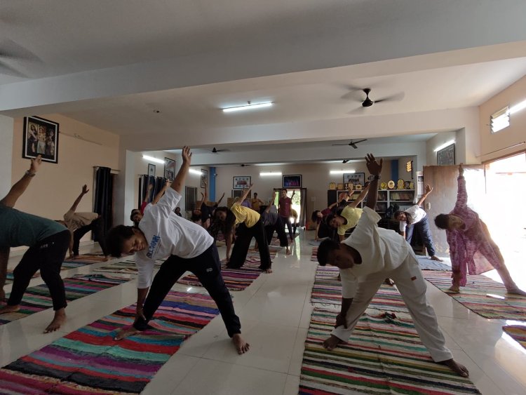 12वाँ अंतर्राष्ट्रीय योग दिवस के उपलक्ष्य में प्रत्युषा फाउंडेशन रायपुर छत्तीसगढ़ संग गरिमा गृह सरोना के द्वारा दिव्यता का योग * आयोजन किया