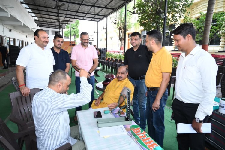 "कांग्रेस के तीर का मुस्कुराकर जवाब, विधायक पुरन्दर मिश्रा बोले – मैं स्वस्थ हूँ, ज़रूरत हो तो आप भी निःशुल्क जांच कराइए।"