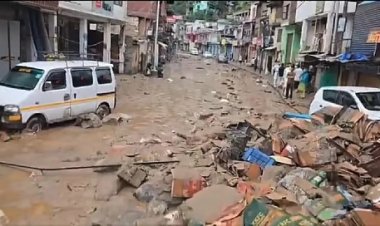 डोडा में फ्लैश फ्लड से तबाही, भारी बारिश के बाद मलबे में दबी सड़कें और वाहन