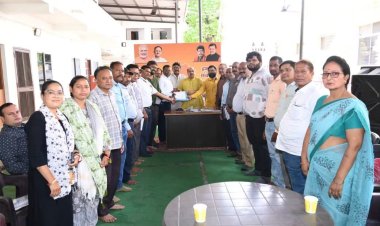 छत्तीसगढ़ प्रदेश तृतीय वर्ग शासकीय कर्मचारी संघ ने विधायक पुरंदर मिश्रा को सौंपा ज्ञापन  तृतीय वर्ग शासकीय कर्मचारी संघ ने विधायक पुरंदर मिश्रा से की सौजन्य भेंट