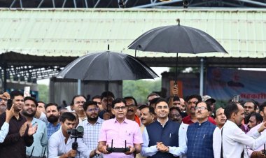 आधुनिक खेती का नया अध्याय: अब सहकारी समितियों के जरिए किसानों को मिलेगी 'ड्रोन स्प्रेयर' की सुविधा  ​राजस्व मंत्री श्री टंक राम वर्मा ने किया योजना का शुभारंभ