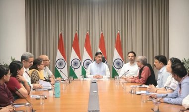 धर्मेंद्र प्रधान के इस्तीफे के बाद प्रह्लाद जोशी ने संभाला शिक्षा मंत्रालय