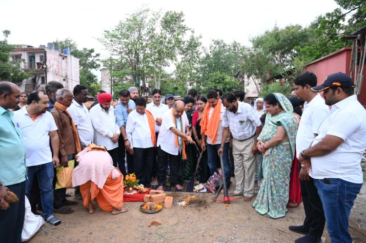 गुरु घासीदास वार्ड को मिली नई सौगात, विधायक पुरन्दर मिश्रा ने सामुदायिक भवन निर्माण का किया भूमिपूजन