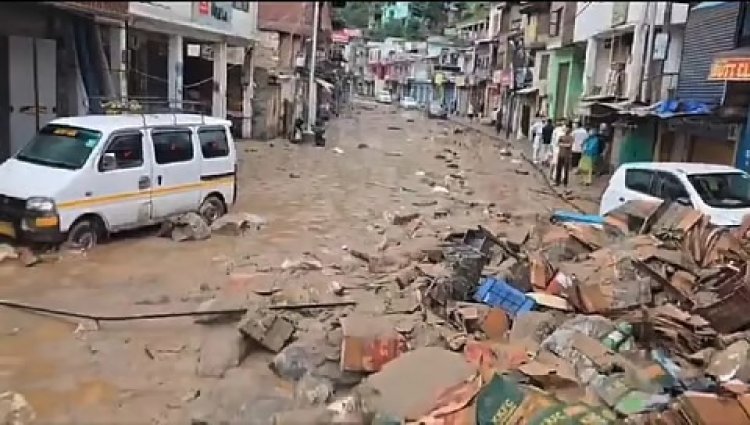 डोडा में फ्लैश फ्लड से तबाही, भारी बारिश के बाद मलबे में दबी सड़कें और वाहन