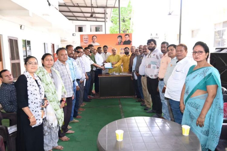 छत्तीसगढ़ प्रदेश तृतीय वर्ग शासकीय कर्मचारी संघ ने विधायक पुरंदर मिश्रा को सौंपा ज्ञापन  तृतीय वर्ग शासकीय कर्मचारी संघ ने विधायक पुरंदर मिश्रा से की सौजन्य भेंट