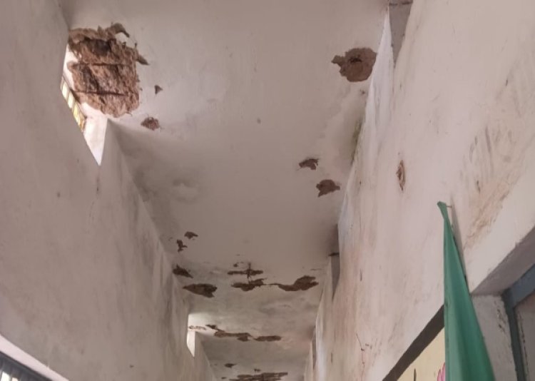 जर्जर स्कूल भवन से नाराज ग्रामीणों ने जड़ा ताला, बोले- पहले सुरक्षा फिर पढ़ाई