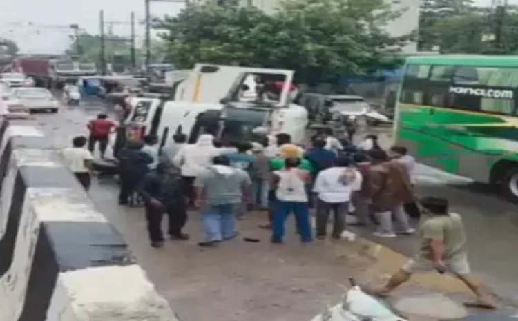 संतोषी नगर ब्रिज के पास बेकाबू ट्रक 15 फीट नीचे गिरा, कार को भी मारी टक्कर