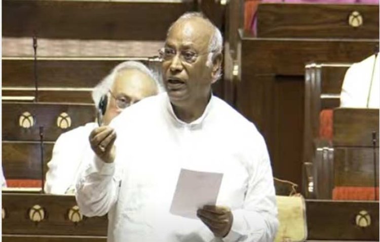 सरकार ताकत का इस्तेमाल करके बच्चों की आवाज दबा रही : खड़गे